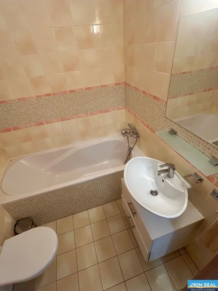 REZERVOVANÝ!Krásny zariadený 3izbový mezonet len na skok od centra - Kúpeľňa s vaňou, umývadlom a svetlými kachličkami v 3-izbovom byte.