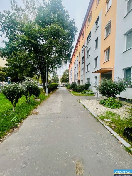 REZERVOVANÝ!Krásny zariadený 3izbový mezonet len na skok od centra - Chodník obklopený zeleňou a bytovými domami na Svätoplukovej ulici v Senci.