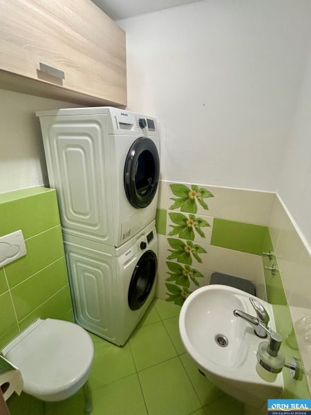 REZERVOVANÝ!Krásny zariadený 3izbový mezonet len na skok od centra - Kúpeľňa v 3-izbovom byte s práčkou, sušičkou a zelenými obkladačkami.