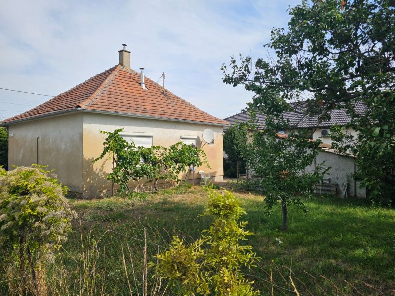 RD v Dolných Krškanoch s veľkou záhradou - 919m2 - Rodinný dom na Dvorčanskej ulici v Nitre obklopený záhradou a zeleňou.