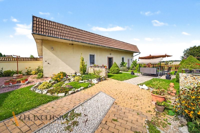 Na predaj 9-izb. RD v obci Nový Život - Vojtechovce - Rodinný dom vo Vojtechovciach, Nový Život s upravenou záhradou a terasou na oddych.