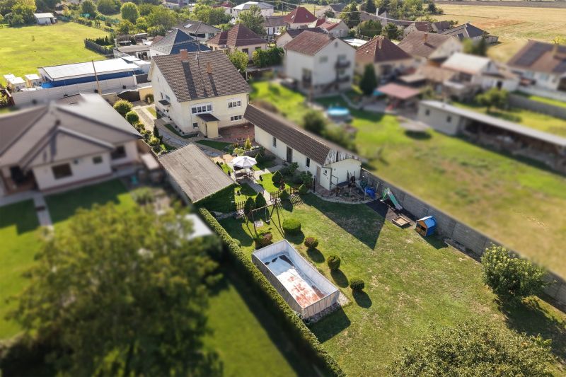 Na predaj 9-izb. RD v obci Nový Život - Vojtechovce - Rodinný dom vo Vojtechovciach, Nový Život má veľkú záhradu s bazénom a terasou.