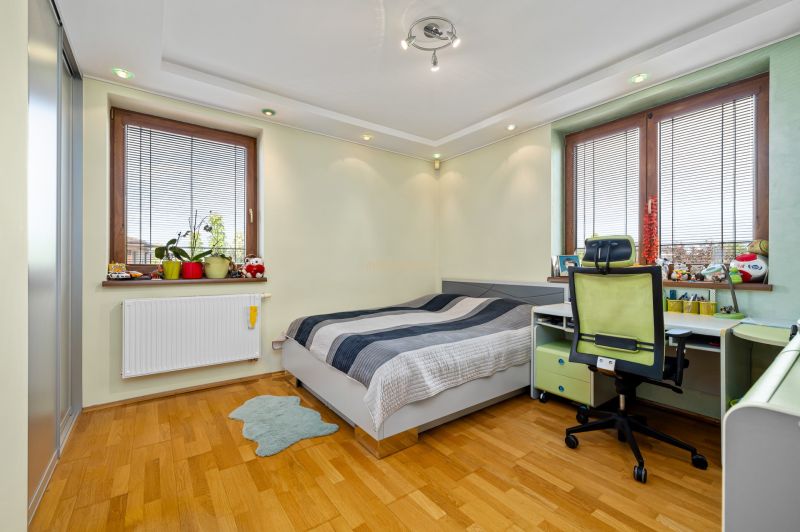 4 izbový rodinný dom Nová Dedinka, predaj, 543m2  - Detská izba v rodinnom dome s posteľou, pracovným stolom a podlahou s dreveným dekorom.