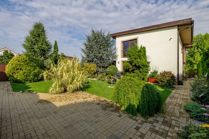 4 izbový rodinný dom Nová Dedinka, predaj, 543m2  - Rodinný dom na Majerskej ulici v Novej Dedinke s upravenou záhradou a dlažbou.
