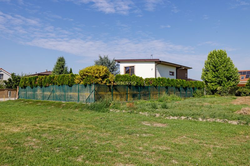 4 izbový rodinný dom Nová Dedinka, predaj, 543m2  - Rodinný dom na Majerskej ulici v Novej Dedinke s trávnikom a živým plotom.