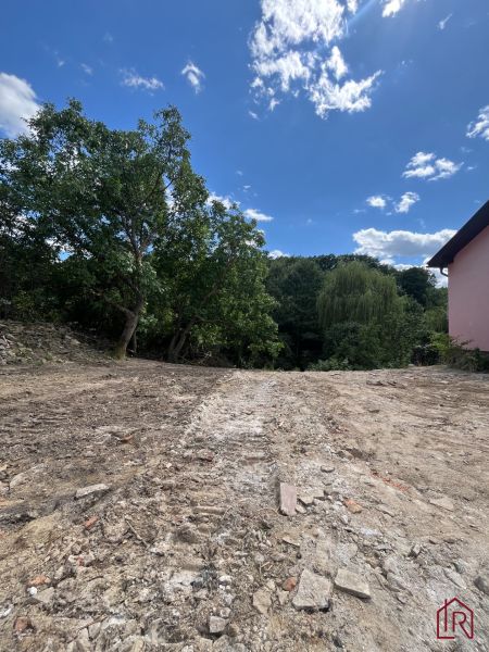 Rákoš - stavebný pozemok s projektom, možný odpočet DPH - Pozemky - bývanie: Rákoš ponúka priestranný, nezaľudnený stavebný pozemok so zeleňou.