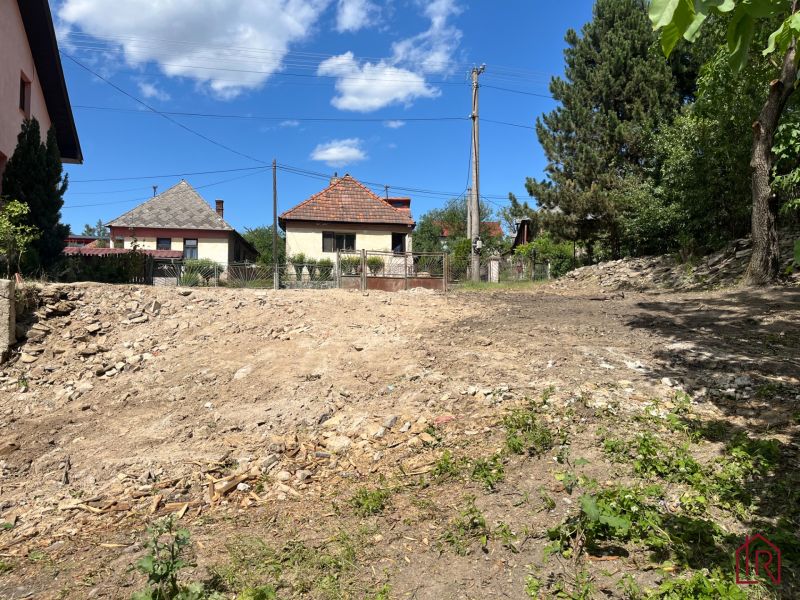 Rákoš - stavebný pozemok s projektom, možný odpočet DPH - Pozemky na bývanie v Rákoši s výhľadom na rodinné domy a zeleň.