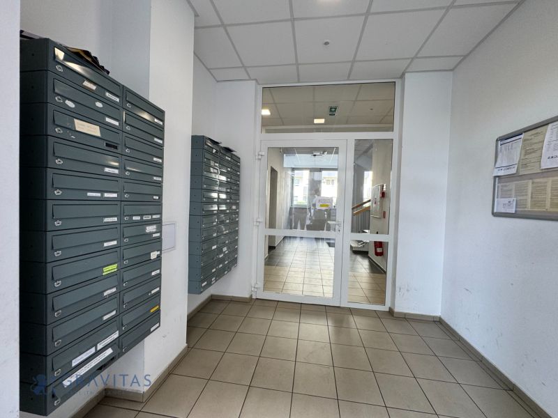 Zariadený 1-izbový byt na predaj, Podunajské Biskupice - Vstupná chodba s poštovými schránkami a presklenými dverami, dlažba, Bratislava - Podunajské Biskupice.