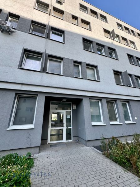 Zariadený 1-izbový byt na predaj, Podunajské Biskupice - Šedá fasáda budovy na ulici Podunajská v Bratislave - Podunajské Biskupice.