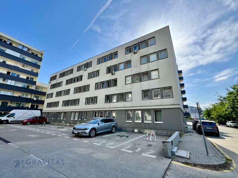 Zariadený 1-izbový byt na predaj, Podunajské Biskupice - Parkovisko a bytovka na Podunajskej v Bratislave - Podunajské Biskupice.