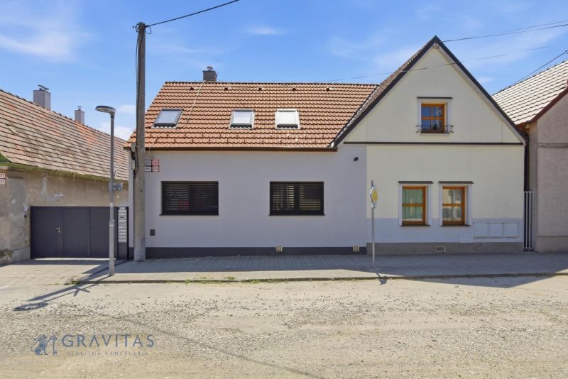 I Radový 4- izb. rodinný dom v starej časti Rače na Alstrovej - Rodinný dom na Alstrovej ulici v Bratislave - Rača so šikmou strechou a oknami.