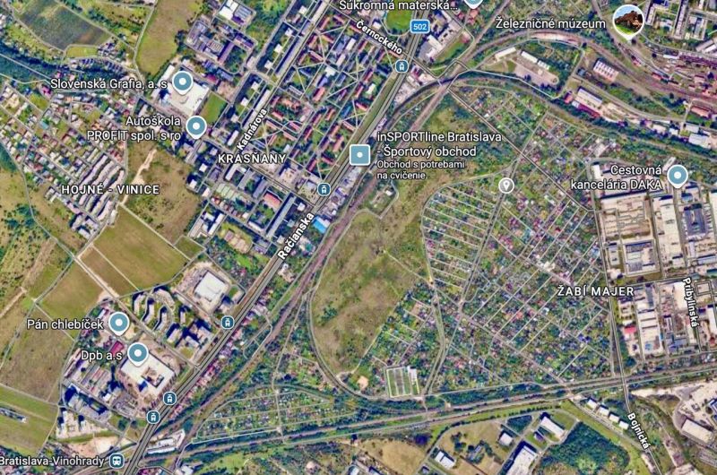 Záhrada s komfortne vybudovaným zázemím – Žabí majer - Satelitný pohľad na Záhrady v oblasti Žabí majer, Bratislava - Rača, s budovami a zeleňou.