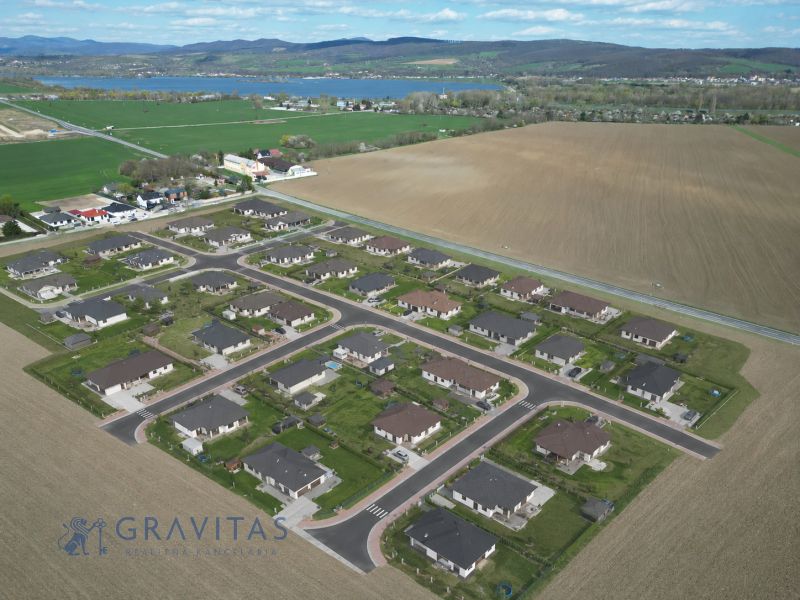 Slnečný dvor – Kompletný developerský projekt na predaj - Developerské pozemky v Drahovciach s výhľadom na okolité polia a región.