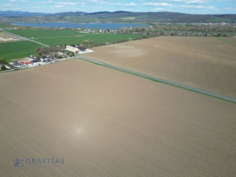 Slnečný dvor – Kompletný developerský projekt na predaj - Rozsiahle polia v Drahovciach vhodné na developerské pozemky s okolím prírody a vodnou plochou.