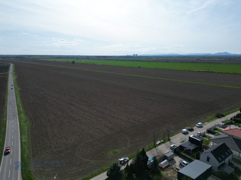 Slnečný dvor – Kompletný developerský projekt na predaj - Developerské pozemky v Drahovciach pri hlavnej ceste, s pohľadom na okolitú krajinu.