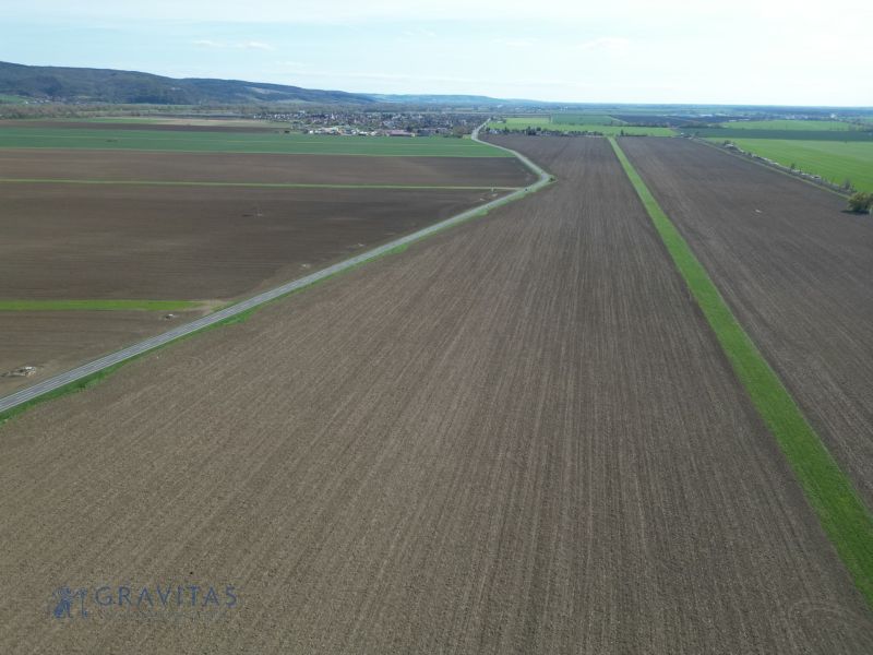 Slnečný dvor – Kompletný developerský projekt na predaj - Developerské pozemky v Drahovciach ukazujú rozsiahlu otvorenú krajinu s poľnohospodárskymi plochami.