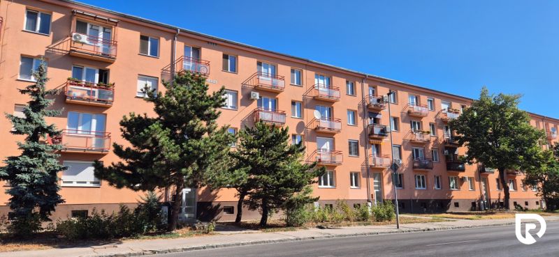 3,5-izb. byt 82 m2 | Drieňová ul.Štrkovec | komplet rek. - Bytový dom na ulici Drieňová v Bratislave - Ružinove so stromami popri chodníku.