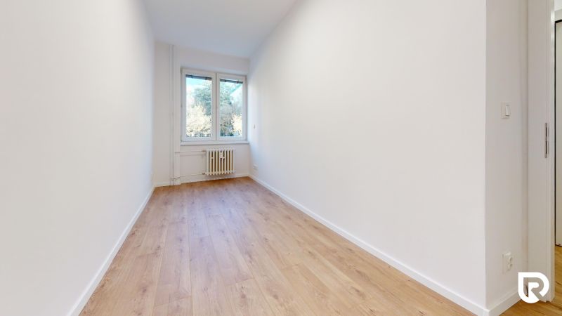 3,5-izb. byt 82 m2 | Drieňová ul.Štrkovec | komplet rek. - Úzka miestnosť s veľkým oknom a podlahou s dreveným dekorom v 4-izbovom byte.
