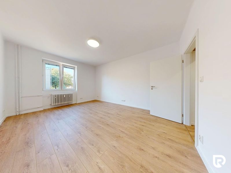 3,5-izb. byt 82 m2 | Drieňová ul.Štrkovec | komplet rek. - Izba v 4-izbovom byte s podlahou s dreveným dekorom a oknom.