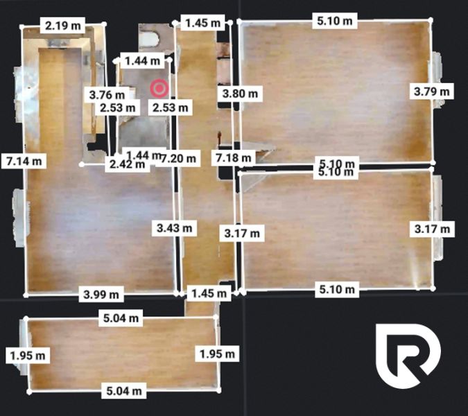 3,5-izb. byt 82 m2 | Drieňová ul.Štrkovec | komplet rek. - Pôdorys 4-izbového bytu s podlahou s dreveným dekorom, detailne vyznačené rozmery miestností.
