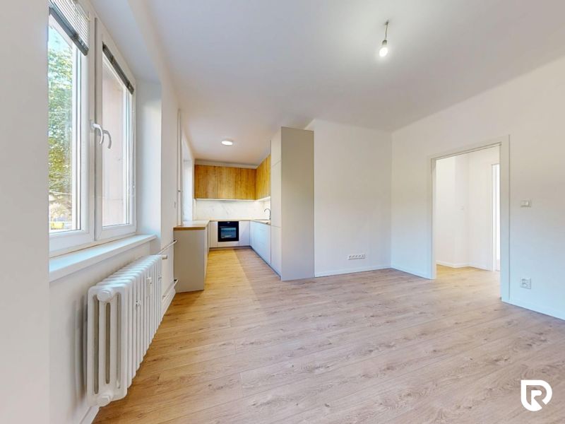 3,5-izb. byt 82 m2 | Drieňová ul.Štrkovec | komplet rek. - Kuchyňa v 4-izbovom byte s podlahou s dreveným dekorom a moderným vybavením.