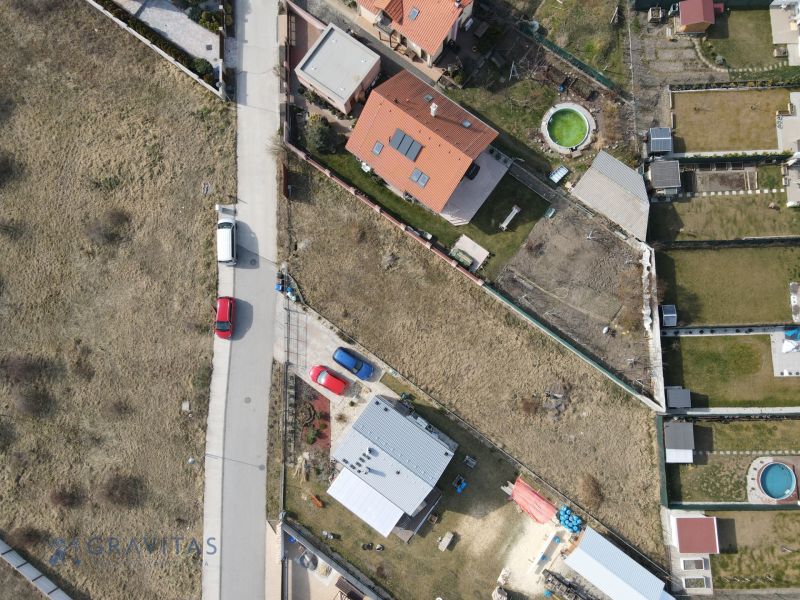 Pozemok Miloslavov, všetky IS, pripravený k výstavbe - Pohľad zhora na parcely určené na bývanie v Miloslavove na Kraskovej ulici.