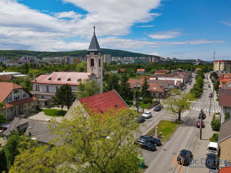 NA PREDAJ ŠTÝLOVÝ A VEĽKÝ 3-IZBOVÝ BYT, KOMPLETNÁ REK., LAMAČ - BA - Kostol a ulica v Bratislave - Lamači na Studenohorskej blízko prírody a mesta.