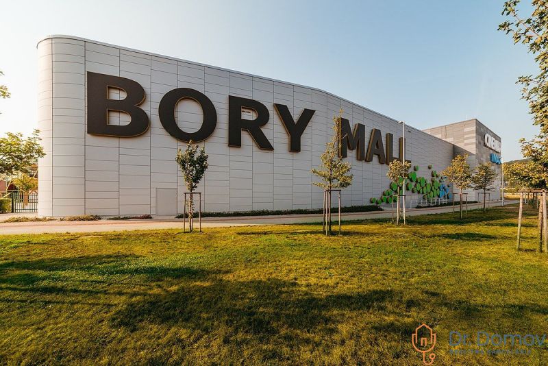 NA PREDAJ ŠTÝLOVÝ A VEĽKÝ 3-IZBOVÝ BYT, KOMPLETNÁ REK., LAMAČ - BA - Nákupné centrum Bory Mall s nápisom, trávnatá plocha a stromy v Bratislave-Lamači.