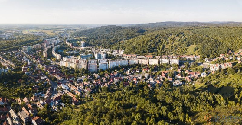 NA PREDAJ ŠTÝLOVÝ A VEĽKÝ 3-IZBOVÝ BYT, KOMPLETNÁ REK., LAMAČ - BA - Letecký pohľad na obytnú oblasť na Studenohorskej ulici v Bratislave - Lamač s okolitými lesmi.