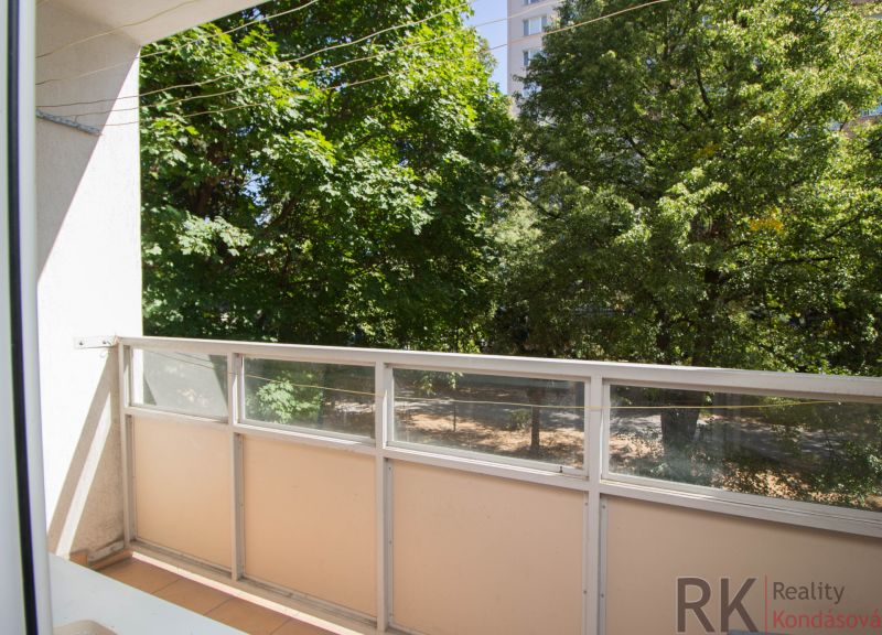 Prenájom 1-izb.bytu s loggiou, Staré mesto- Branisková - Balkón 1-izbového bytu obklopený stromami na Braniskovej ulici, Košice - mestská časť Staré Mesto.