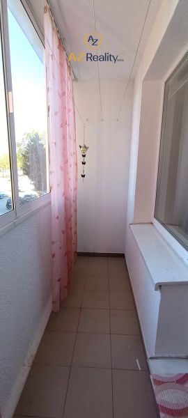 Na prenájom zariadený 1 izbový byt v Nových Zámkoch - Balkón v 1-izbovom byte s kachličkami a výhľadom na exteriér.