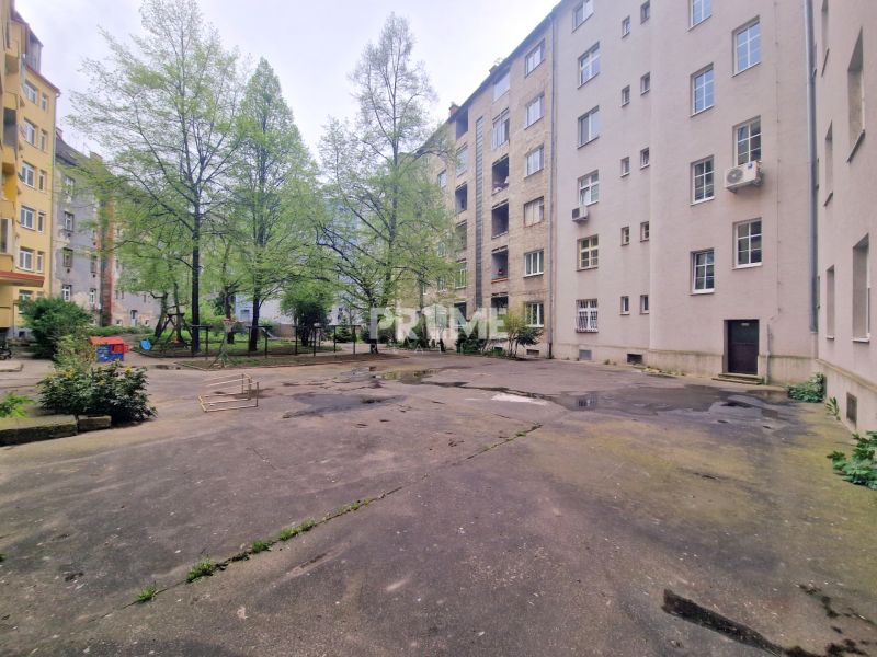 Veľký 3i byt, vysoké stropy,  pivnica, garáž, Murgašova, Staré Mesto - Dvor medzi bytovými domami na Murgašovej ulici v Bratislave - Starom Meste.