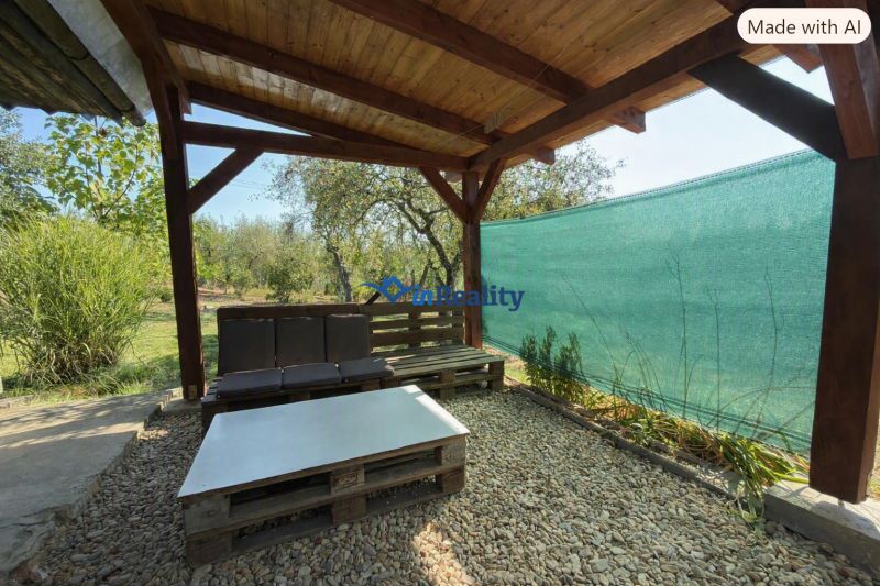 ? Predaj záhradkárskej chatky – Vinica, Lučenec – 20 000 € - Drevená pergola s posedením na chate vo Vinici v Lučenci obklopená zeleňou.