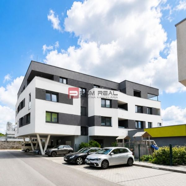 REZERVOVANÉ - Kompletne zariadený 2-i byt s loggiou a parkovaním – Nov - Bytový dom na Slnečnicovej ulici v Rovinke s parkoviskom.