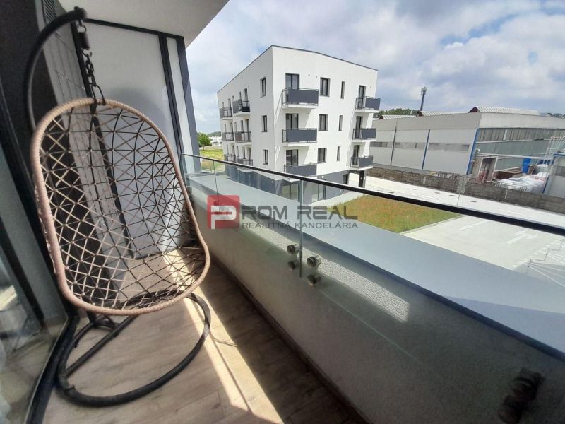 REZERVOVANÉ - Kompletne zariadený 2-i byt s loggiou a parkovaním – Nov - Balkón 2-izbového bytu na Slnečnicovej v Rovinke s hojdačkou a výhľadom na okolie.