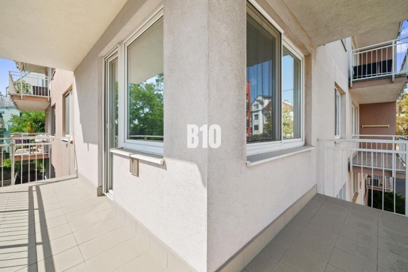 PRIESTRANNÝ 4-IZBOVÝ BYT S DVOMA BALKÓNMI | KRAMÁRE – ul. UHROVA - Balkón 4-izbového bytu na Uhrovej ulici v Bratislave III s výhľadom na zeleň.