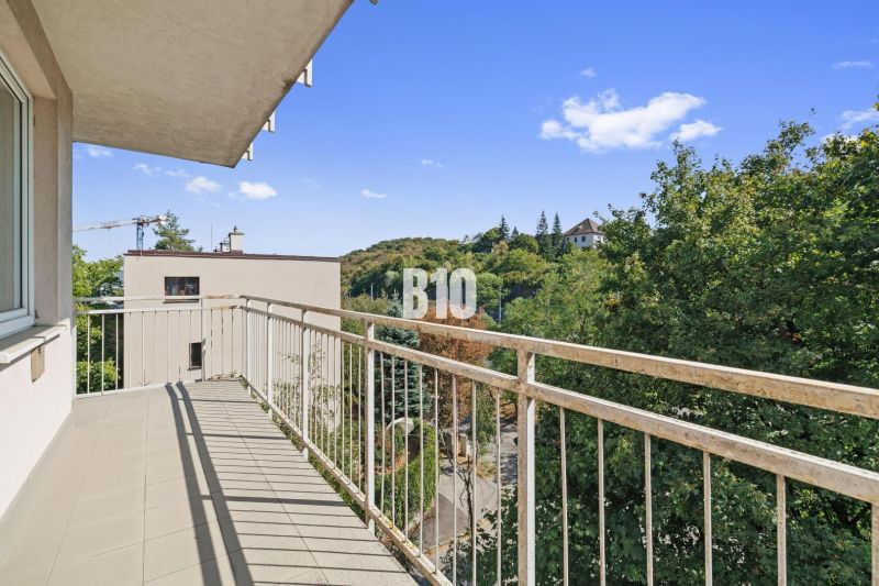 PRIESTRANNÝ 4-IZBOVÝ BYT S DVOMA BALKÓNMI | KRAMÁRE – ul. UHROVA - Balkón z 4-izbového bytu na Uhrovej ulici v Bratislave III s výhľadom na zeleň.