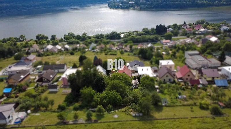 Rodinný dom s veľkým pozemkom a nádhernými výhľadmi – Dolný Milochov - Rozľahlé záhrady a rodinné domy v Považskej Bystrici s výhľadom na vodnú plochu.