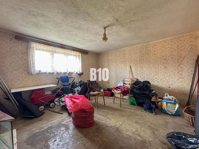 Rodinný dom s veľkým pozemkom a nádhernými výhľadmi – Dolný Milochov - Miestnosť v rodinnom dome s tapetou, množstvom vecí a detským kočíkom.