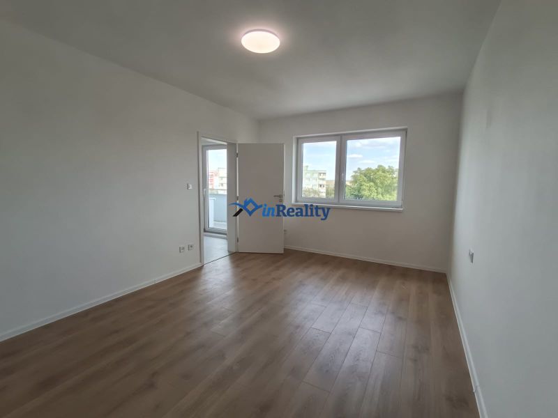 ? Na prenájom: moderný 2 izbový byt – Residence Majakovského, Lučenec - Svetlá izba v 2-izbovom byte s podlahou s dreveným dekorom.