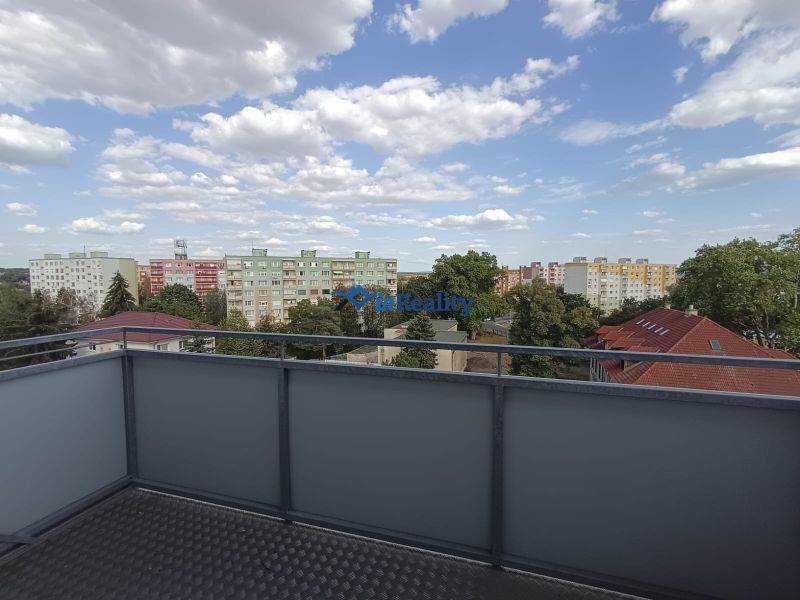 ? Na prenájom: moderný 2 izbový byt – Residence Majakovského, Lučenec - Výhľad z balkóna 2-izbového bytu na Majakovského ulici v Lučenci.
