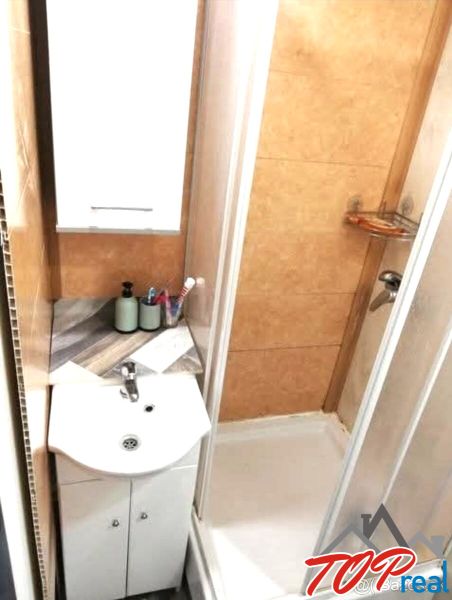 1- izbový byt - Košice - Juh, Ostravská ulica - Kúpeľňa s umývadlom a sprchovacím kútom v 1-izbovom byte.