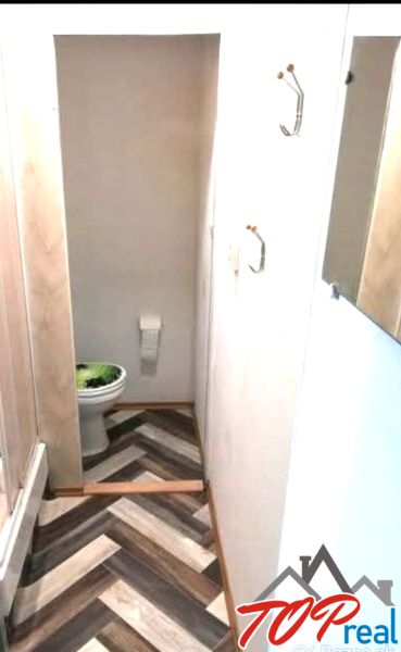 1- izbový byt - Košice - Juh, Ostravská ulica - Kúpeľňa s toaletou a podlahou s dreveným dekorom v 1-izbovom byte.