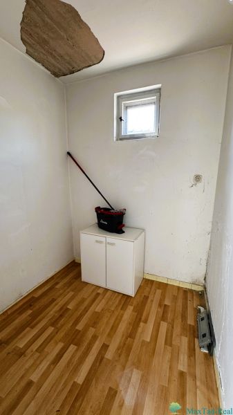 Dve generácie pod jednou strechou, Novosad, rodinný dom, 99.000€ - Malá miestnosť s oknom, skriňou a podlahou s dreveným dekorom v rodinnom dome.