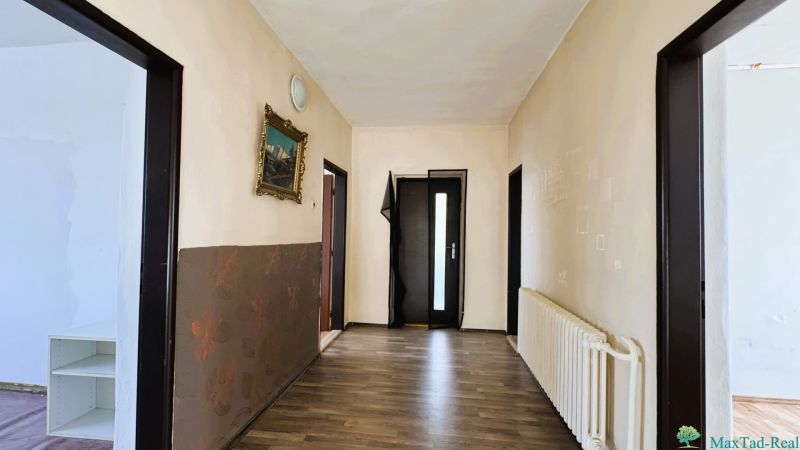 Dve generácie pod jednou strechou, Novosad, rodinný dom, 99.000€ - Chodba v rodinnom dome s podlahou s dreveným dekorom a obrazom na stene.
