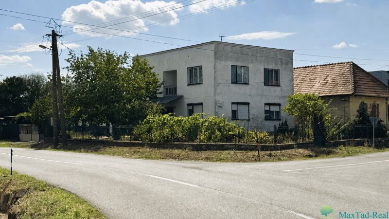 Dve generácie pod jednou strechou, Novosad, rodinný dom, 99.000€ - Rodinný dom na ulici Jarná v meste Novosad, obklopený bujnou vegetáciou.