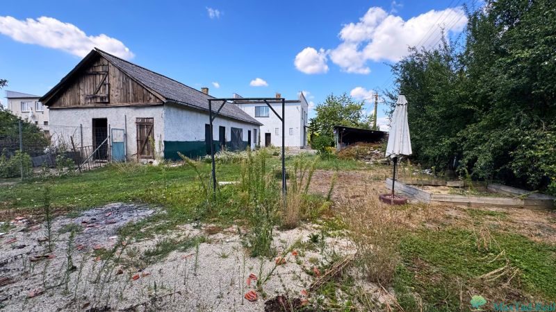 Dve generácie pod jednou strechou, Novosad, rodinný dom, 99.000€ - Rodinný dom na Jarnéj ulici v Novosade s trávnatou a betónovou záhradou.