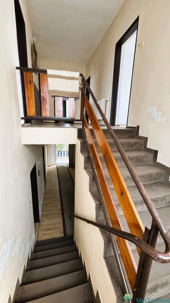 Dve generácie pod jednou strechou, Novosad, rodinný dom, 99.000€ - Schodisko v rodinnom dome s dreveným zábradlím a kobercom na schodoch.