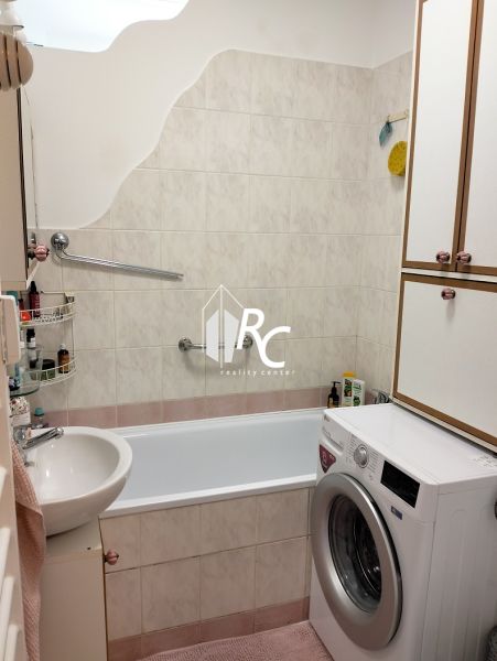 Prenájom 1-izbového bytu, Martin - širšie centrum - Kúpeľňa v 1-izbovom byte s vaňou a práčkou, obkladaná svetlými dlaždicami.