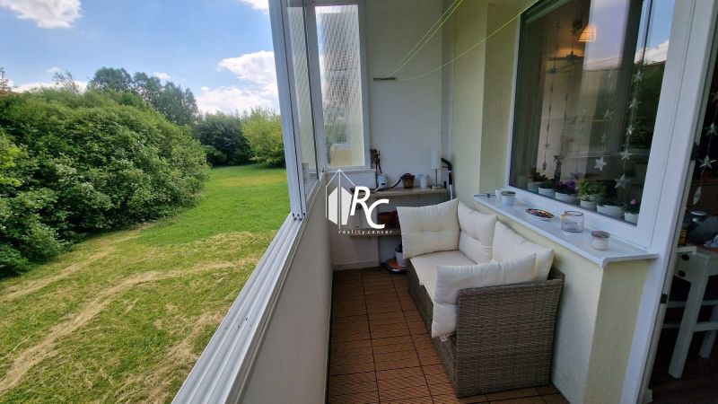 Prenájom 1-izbového bytu, Martin - širšie centrum - Zasklená lodžia s výhľadom na zeleň, útulná sedačka a dekorácie, 1-izbový byt.